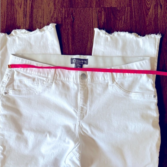 Democracy “Ab” technology White Jeans Distressed Hem Size 20w - Picture 4 of 8